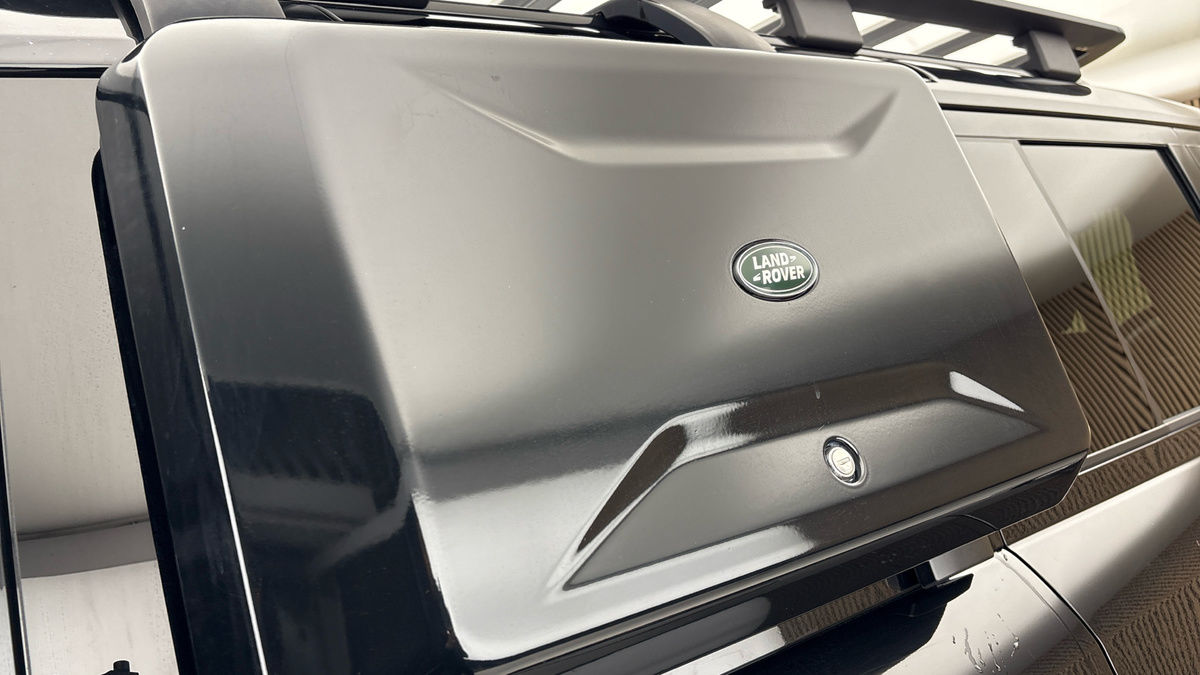 Land Rover Defender 110 Image 30