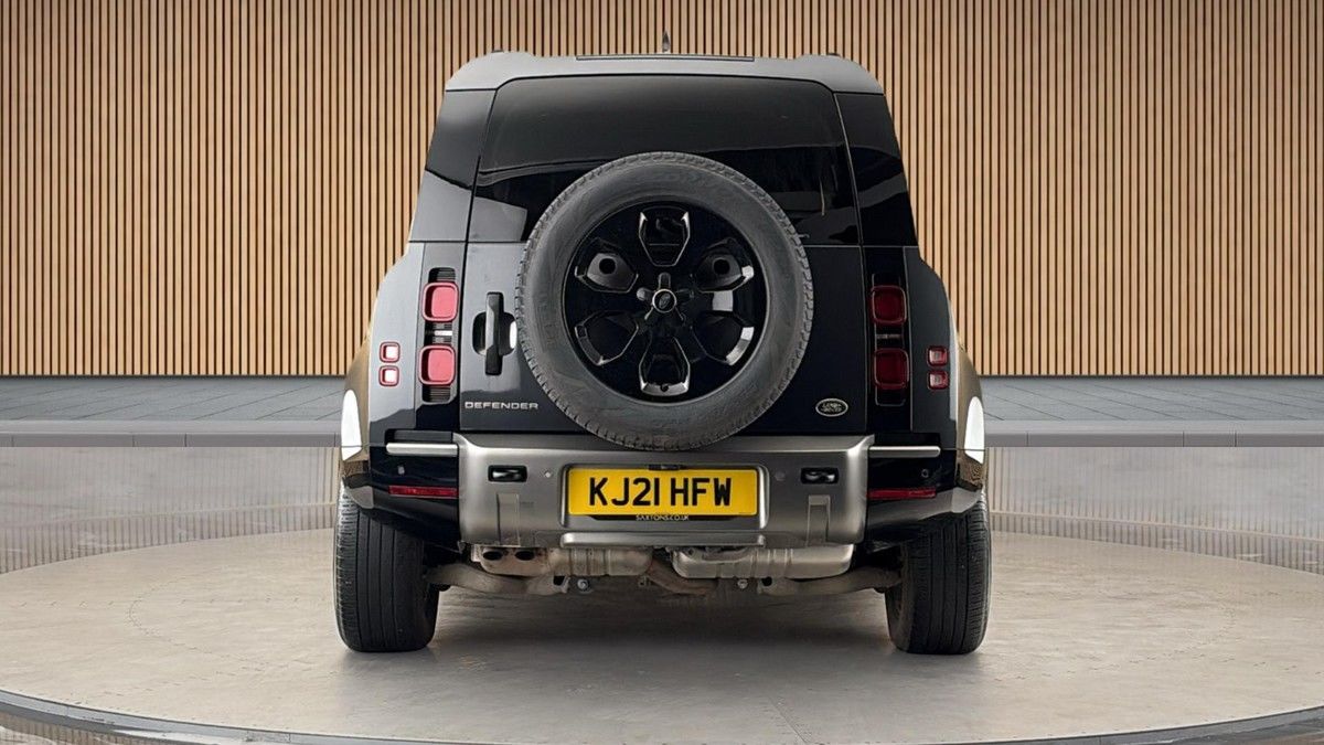 Land Rover Defender 110 Image 4