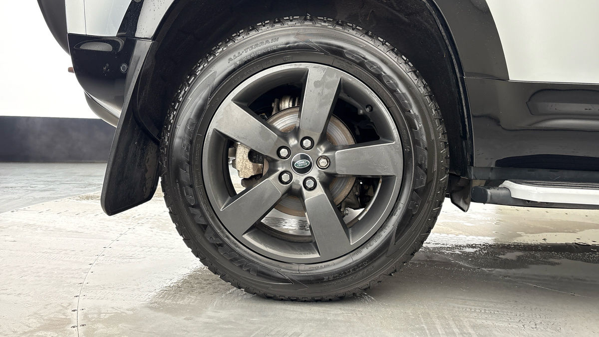 Land Rover Defender 110 Image 10