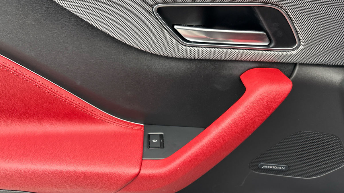 Jaguar F-PACE Image 19