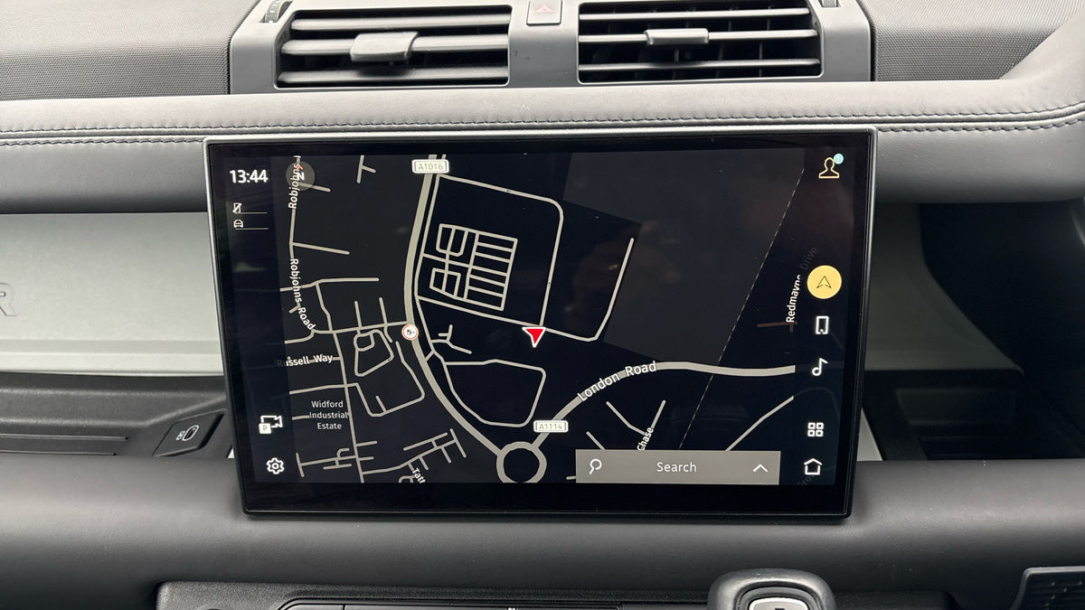 Land Rover Defender 110 Image 17