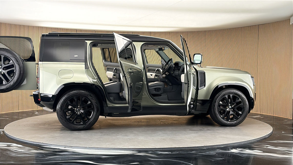 More views of Land Rover Defender 110