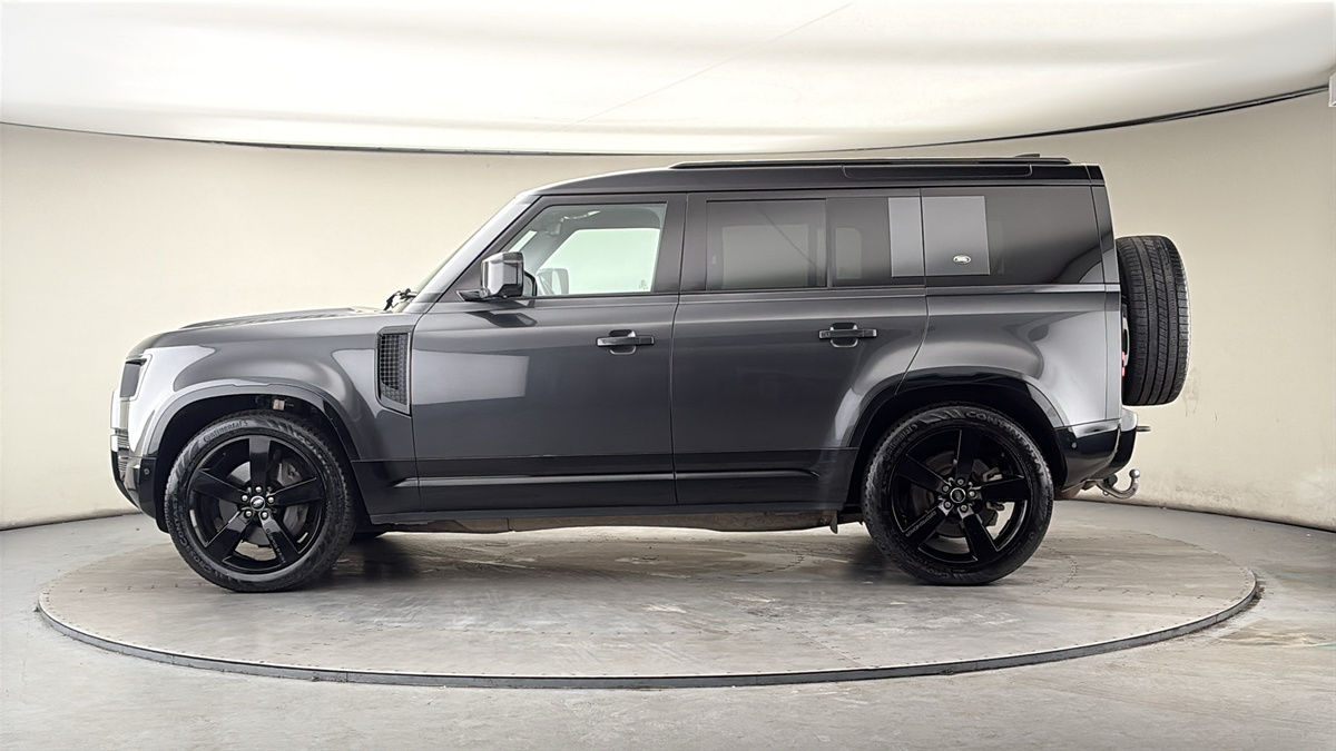 Land Rover Defender 110 Image 15