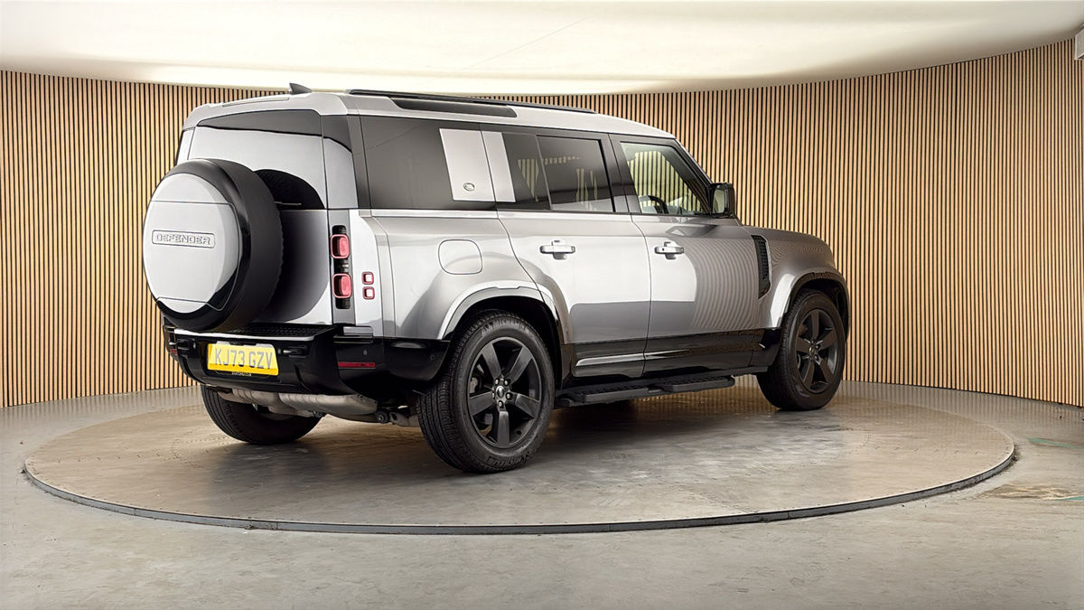 Land Rover Defender 110 Image 21