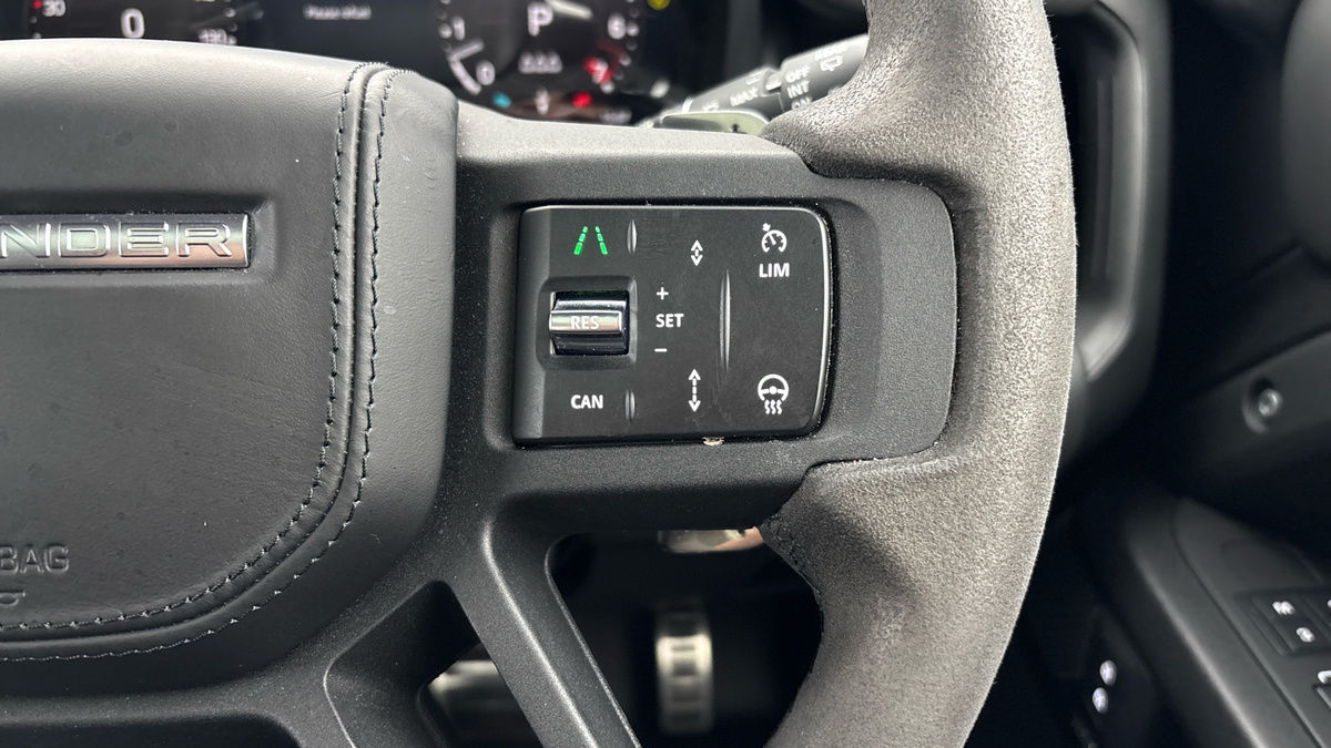 Land Rover Defender 110 Image 14