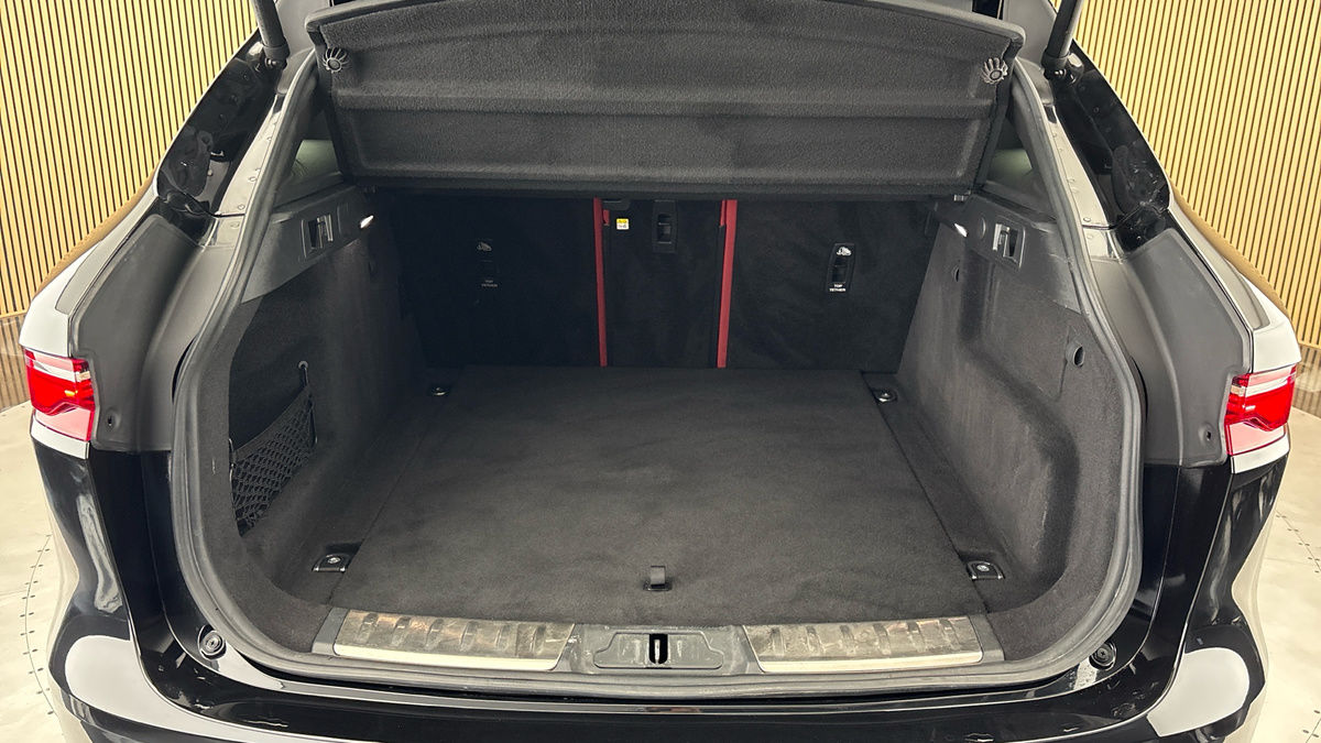 Jaguar F-PACE Image 11