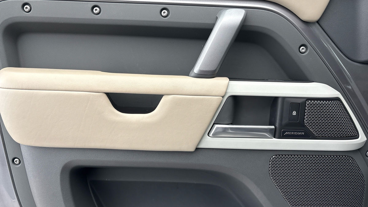 Land Rover Defender 110 Image 19
