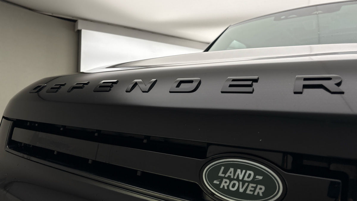 Land Rover Defender 110 Image 24