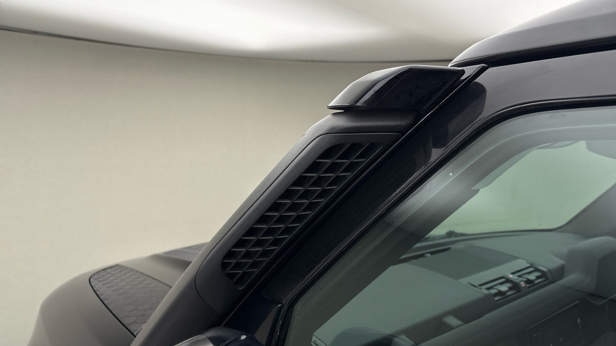 Land Rover Defender 110 Image 26