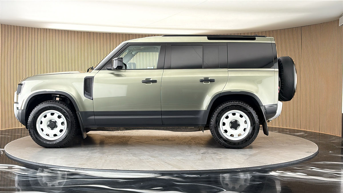 Land Rover Defender 110 Image 15