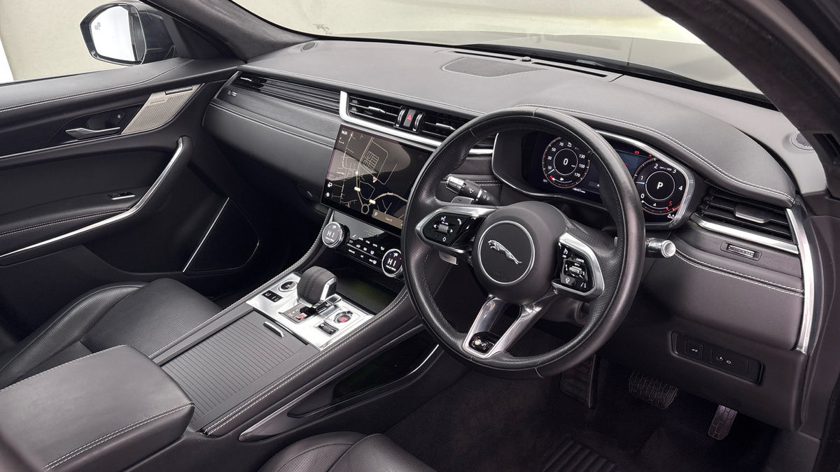 Jaguar F-PACE Image 5