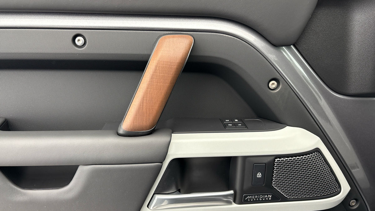 Land Rover Defender 110 Urban Image 19