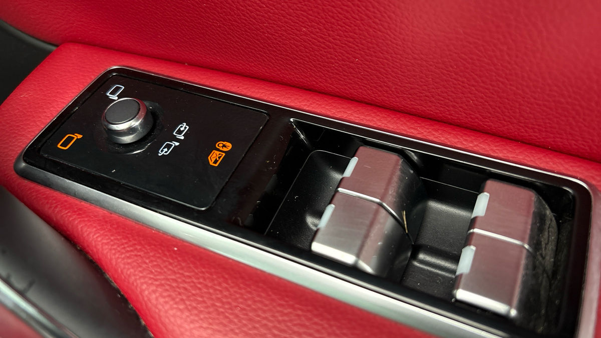 Jaguar F-PACE Image 25