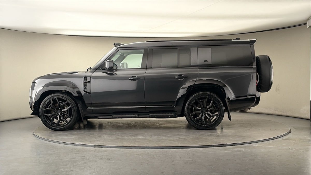 Land Rover Defender 130 Urban Image 15