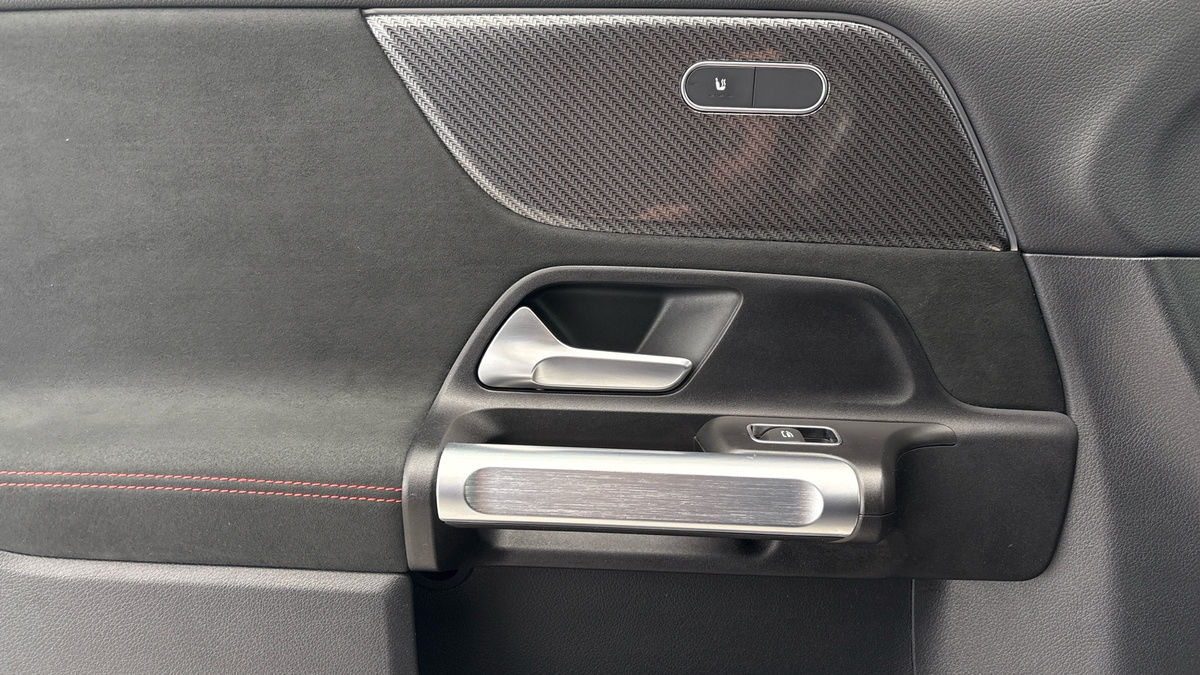 Mercedes-Benz GLB Image 19