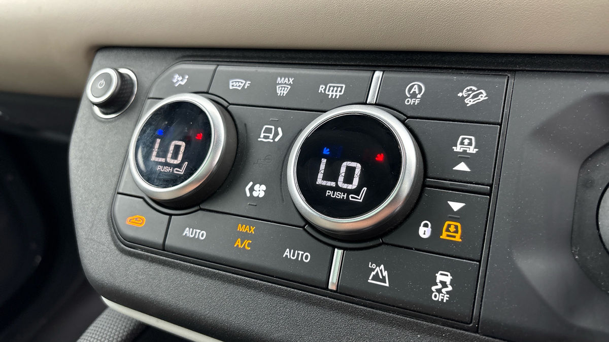 Land Rover Defender 110 Image 27