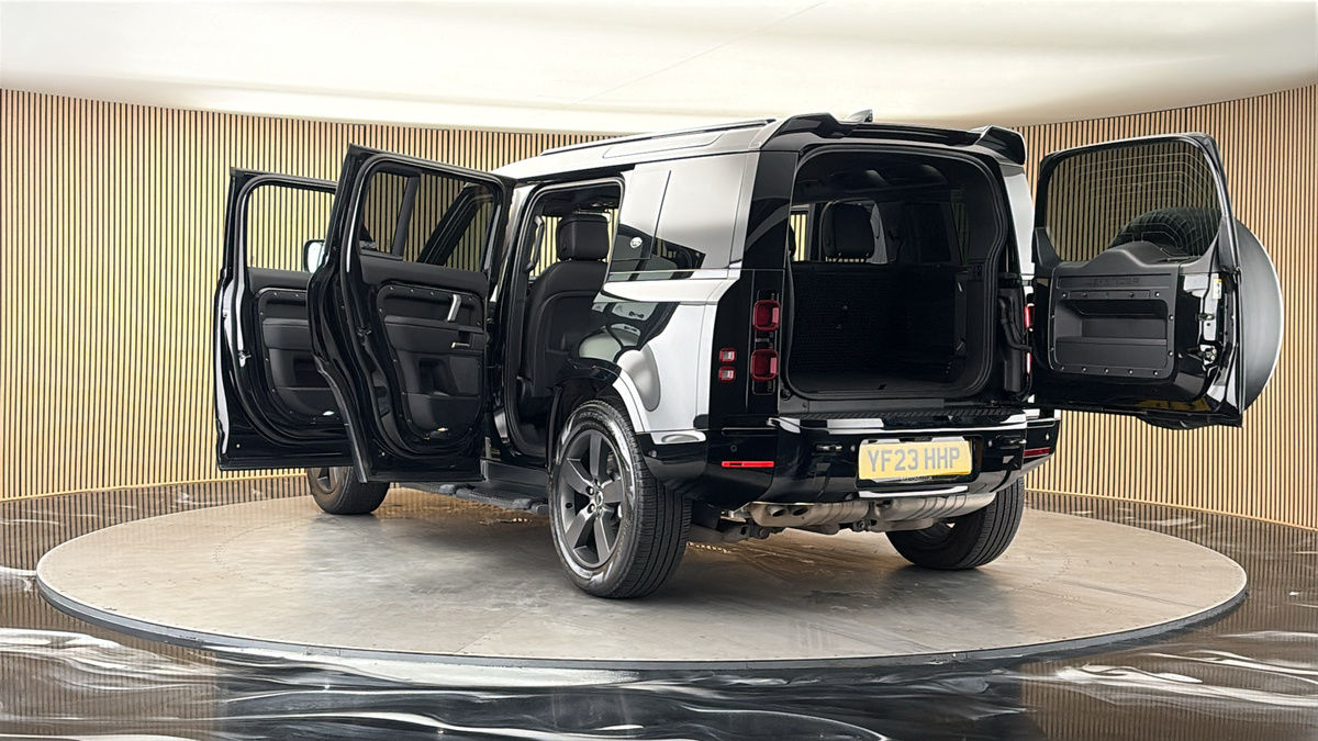 Land Rover Defender 110 Image 23