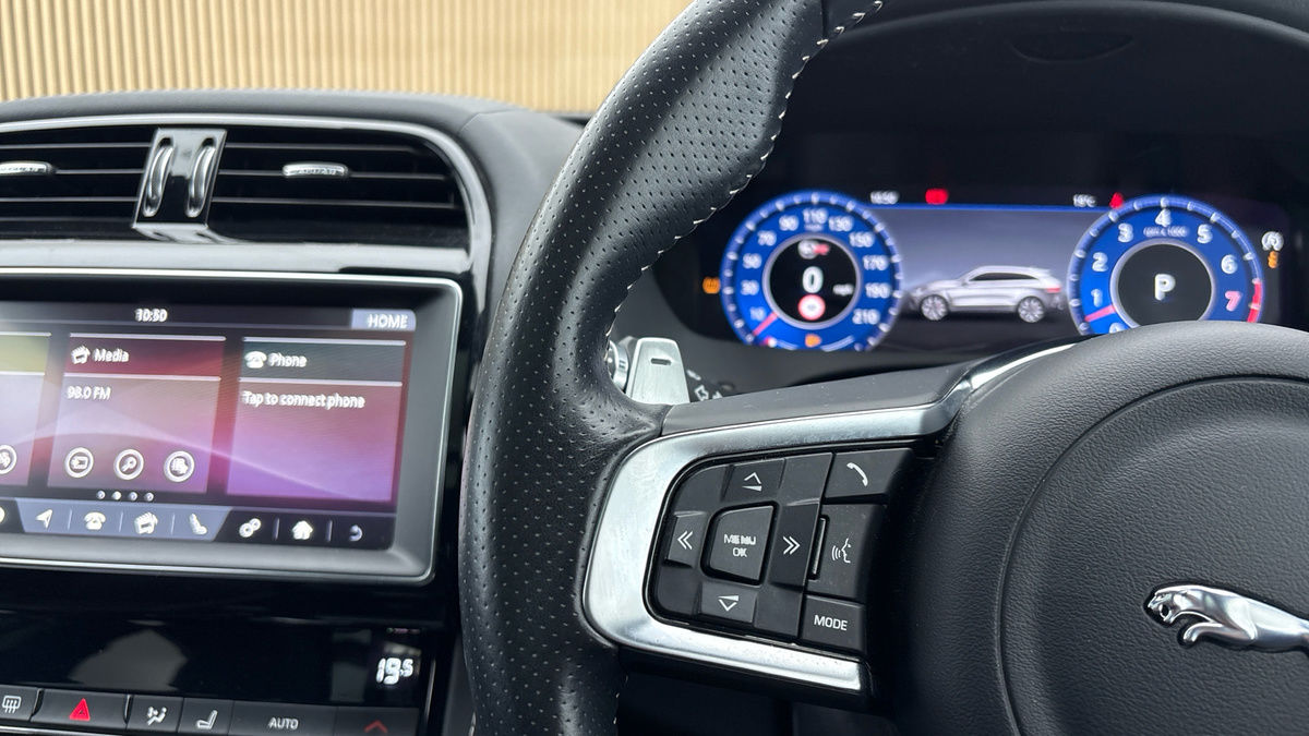 Jaguar F-PACE Image 26