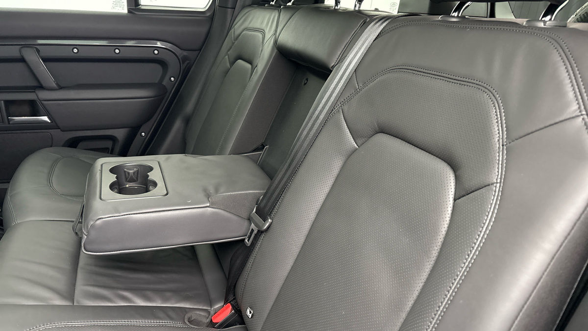 Land Rover Defender 110 Image 9