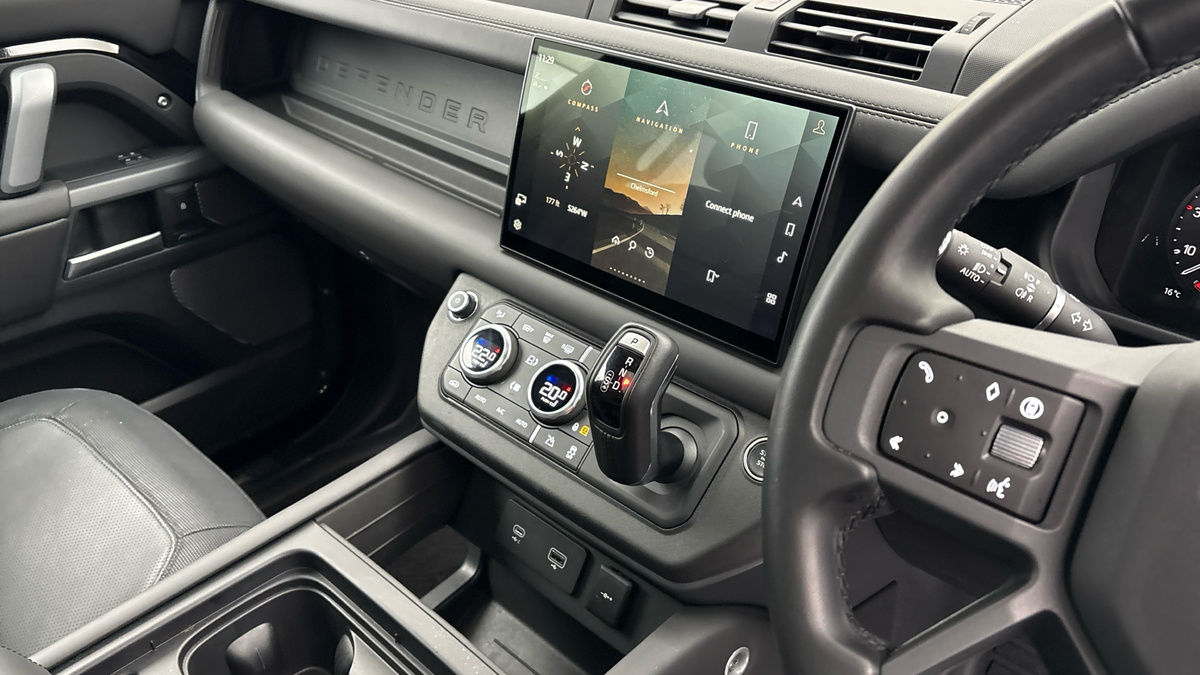 Land Rover Defender 110 Image 18