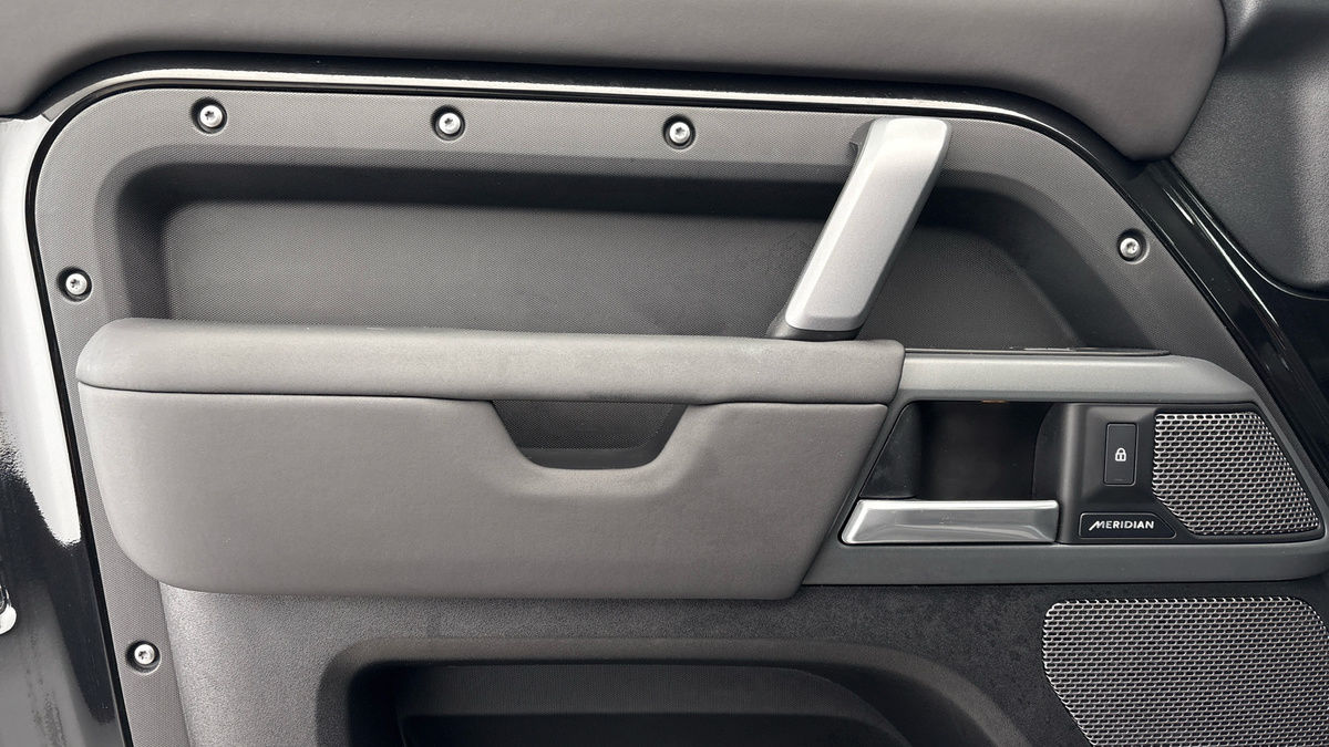 Land Rover Defender 110 Image 19