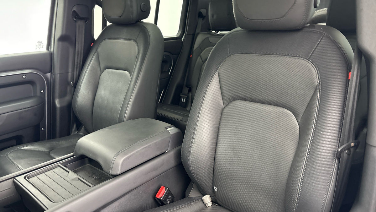 Land Rover Defender 110 Image 7