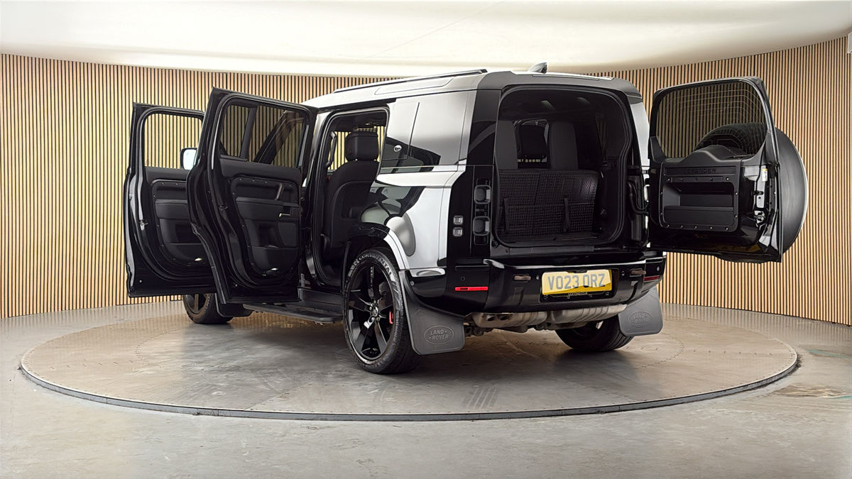 Land Rover Defender 110 Image 23