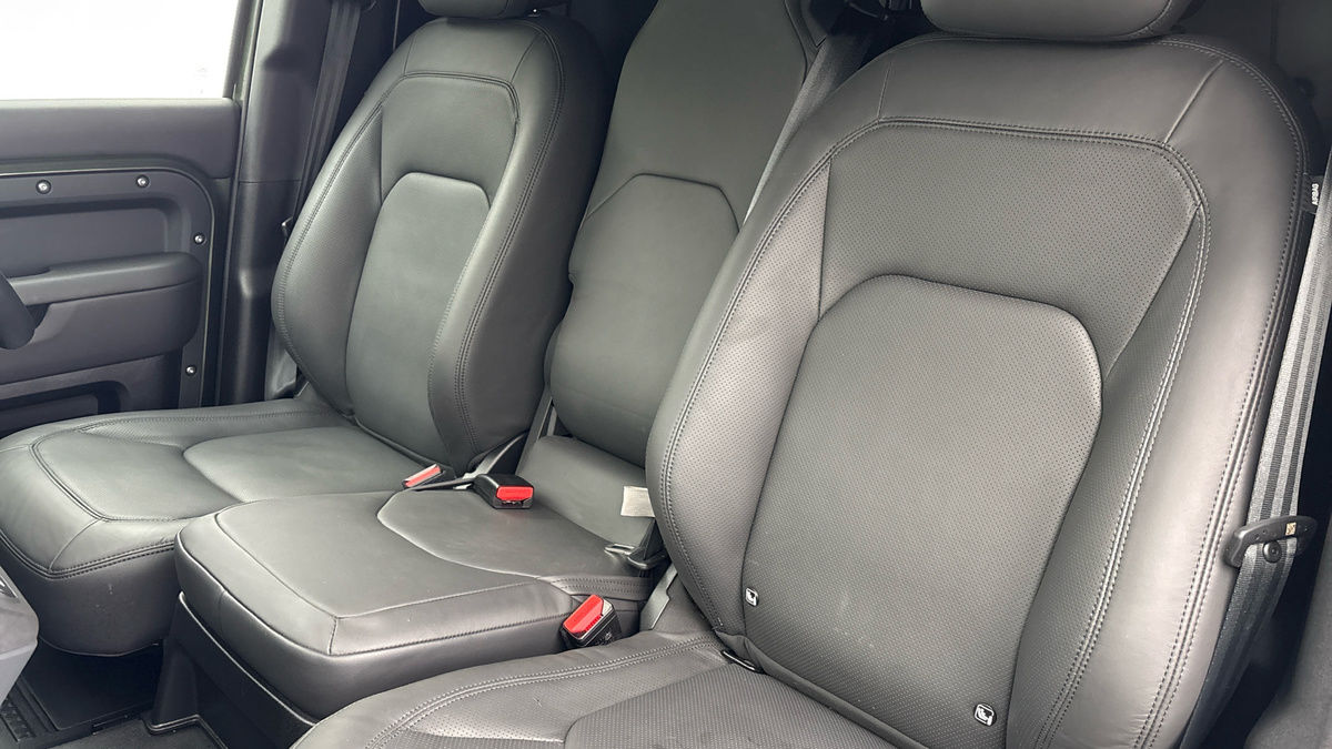 Land Rover Defender 110 Image 7