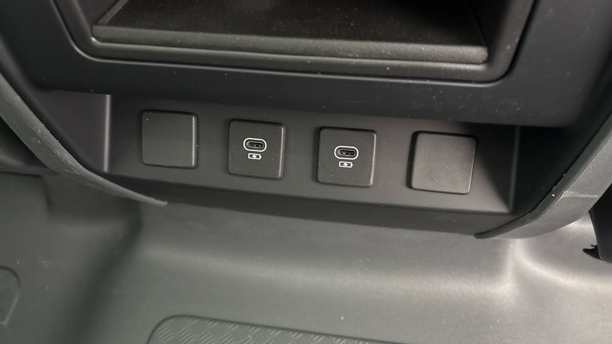 Land Rover Defender 110 Image 26
