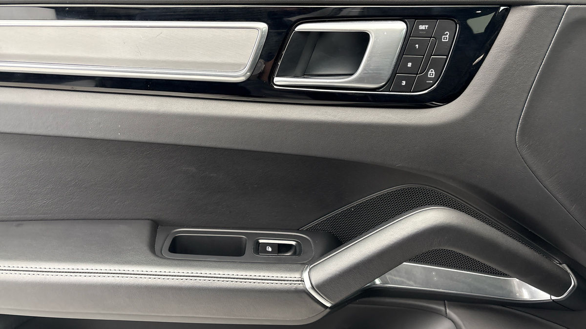 Porsche Cayenne Image 19