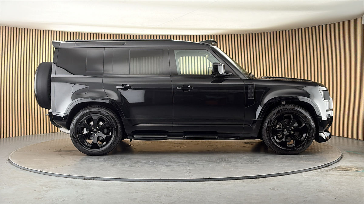 Land Rover Defender 110 Image 16