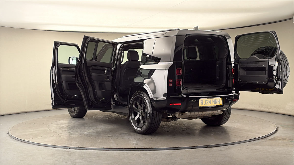Land Rover Defender 110 Image 23