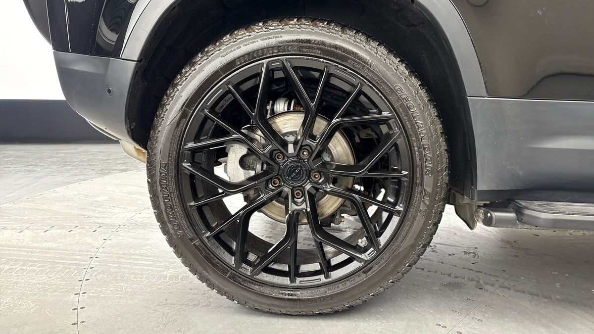 Land Rover Defender 110 Image 10