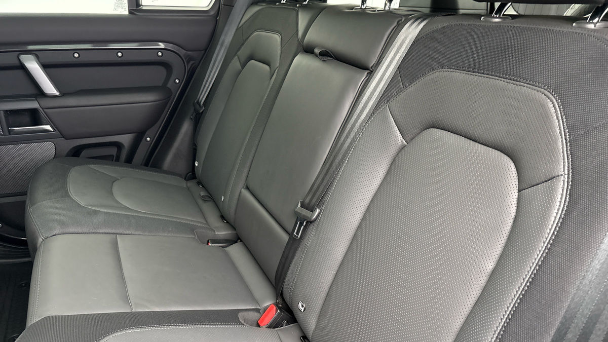 Land Rover Defender 110 Image 8