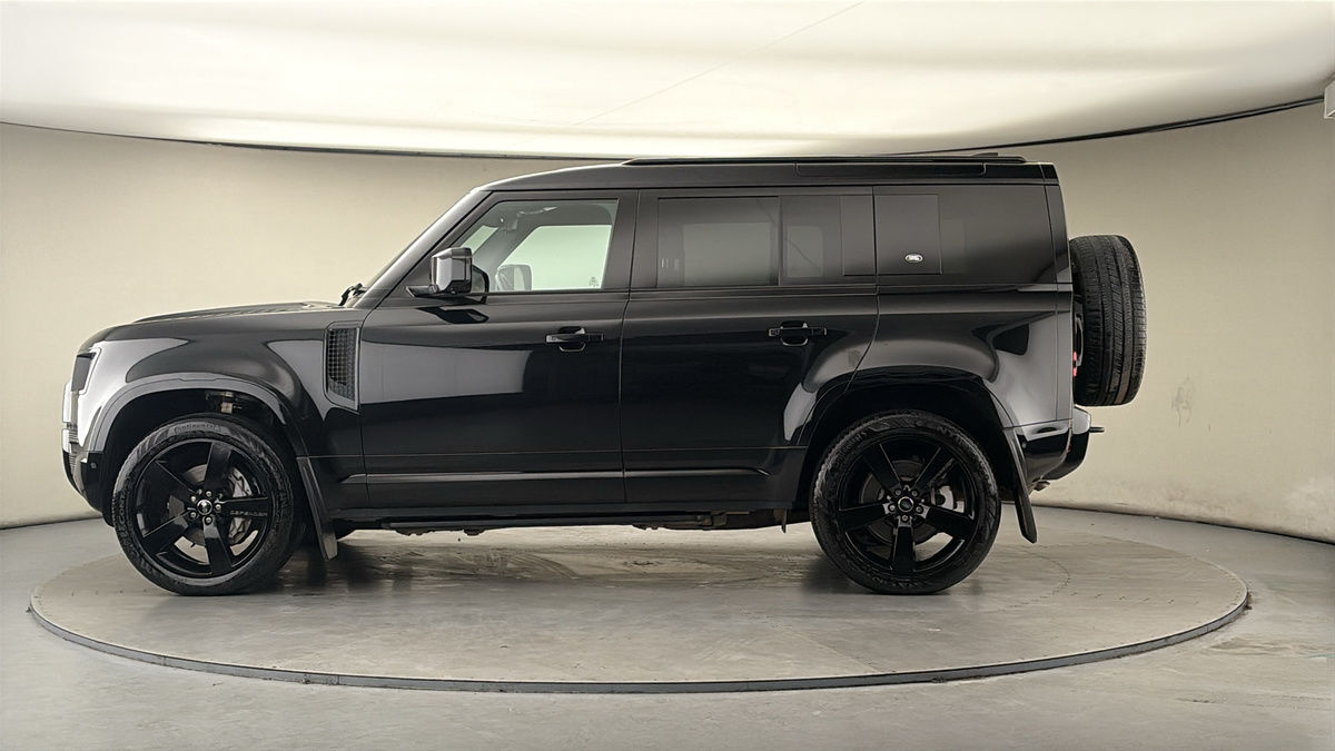 Land Rover Defender 110 Image 15