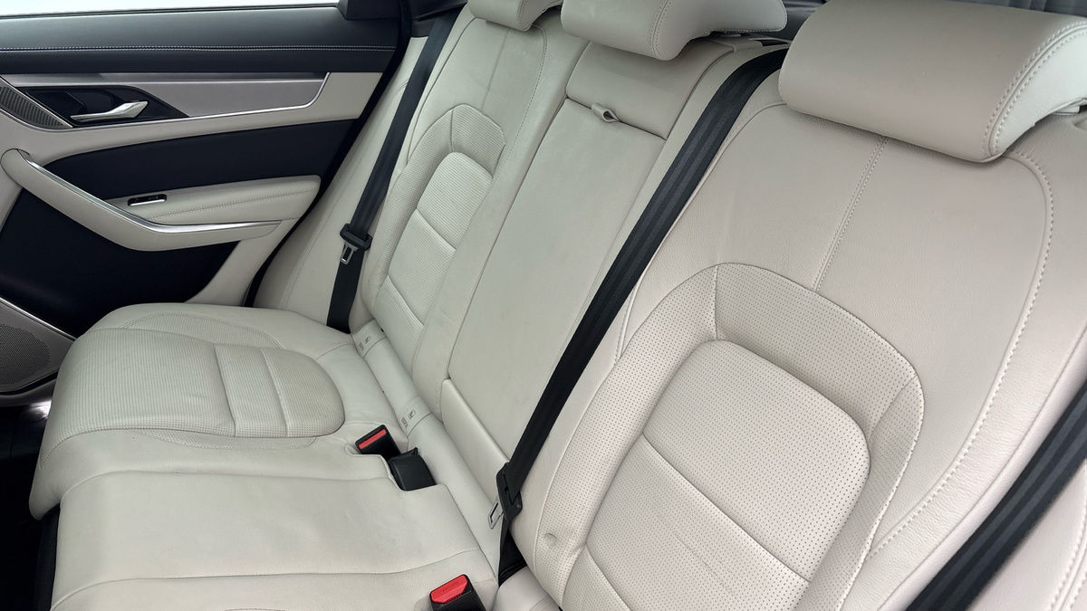 Jaguar F-PACE Image 8