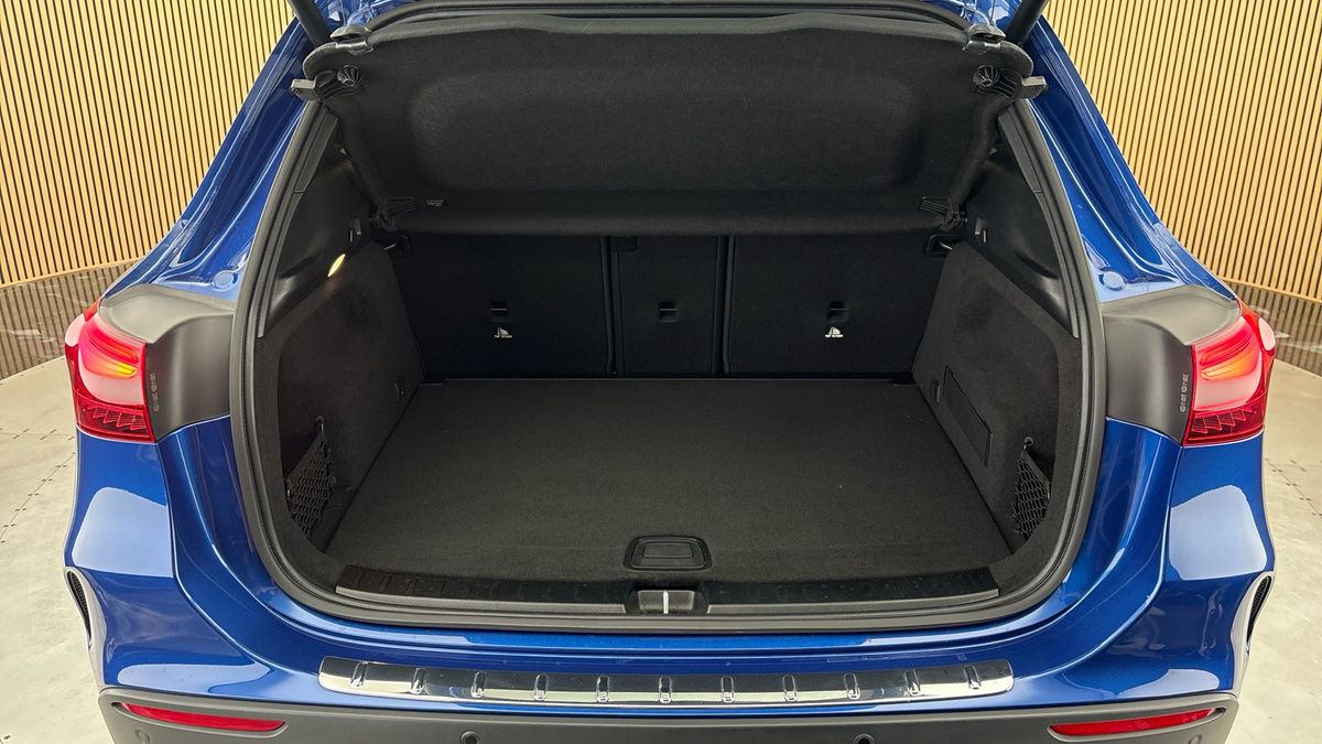 Mercedes-Benz GLA Image 11