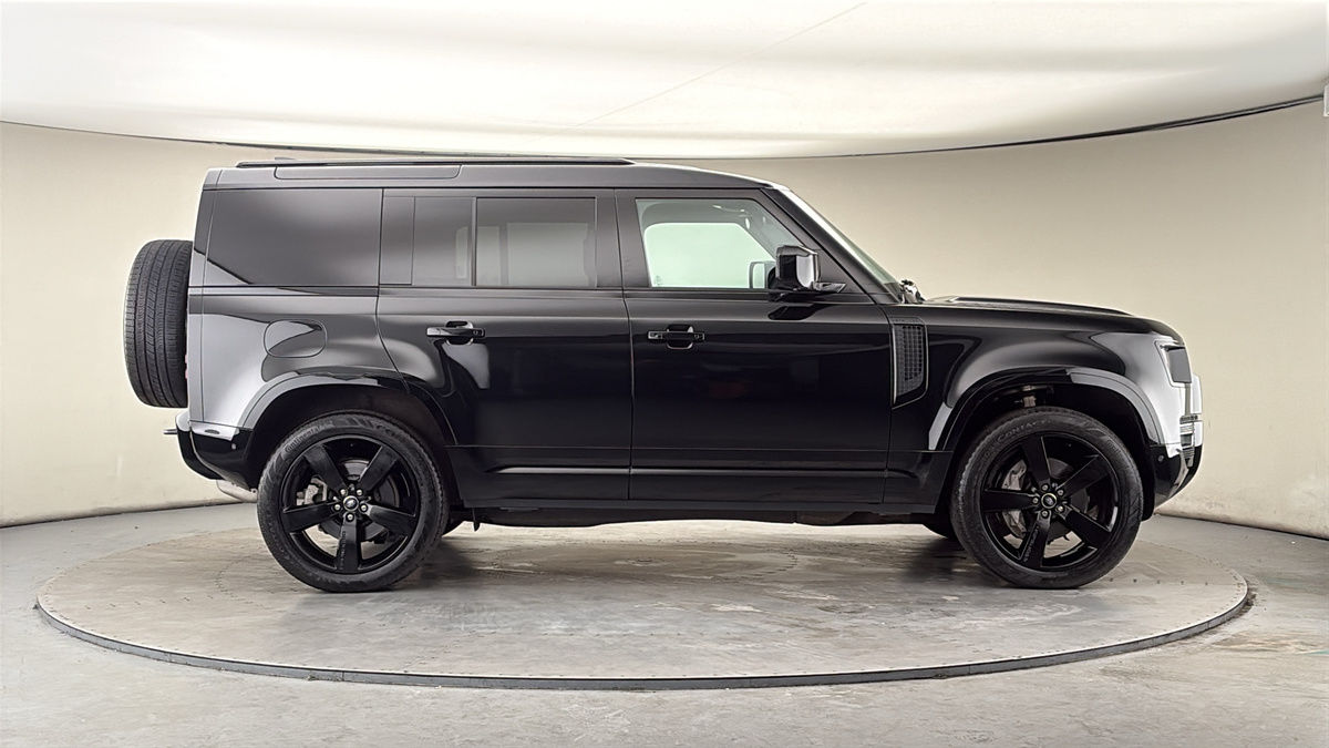 Land Rover Defender 110 Image 16