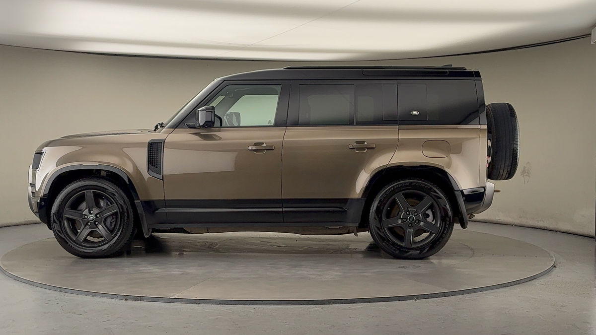 Land Rover Defender 110 Image 15