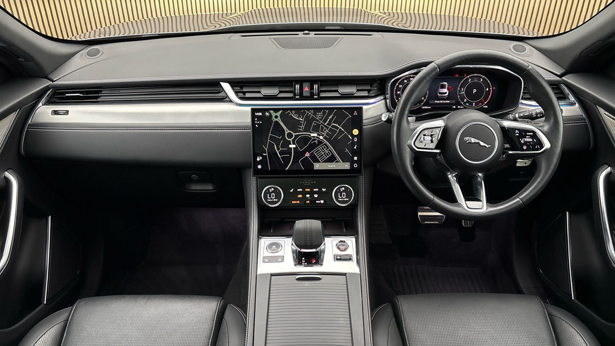 Jaguar F-PACE Image 12