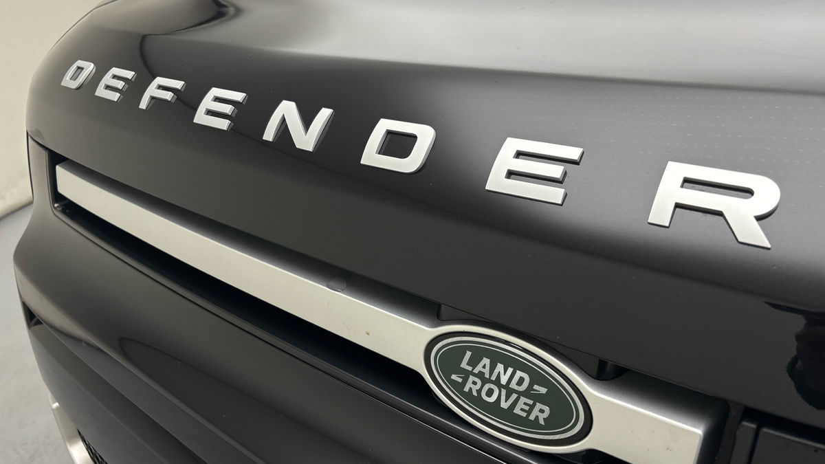 Land Rover Defender 110 Image 24