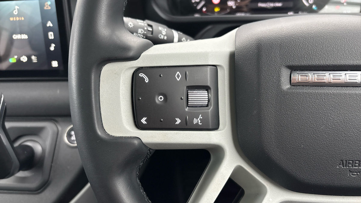 Land Rover Defender 110 Image 13