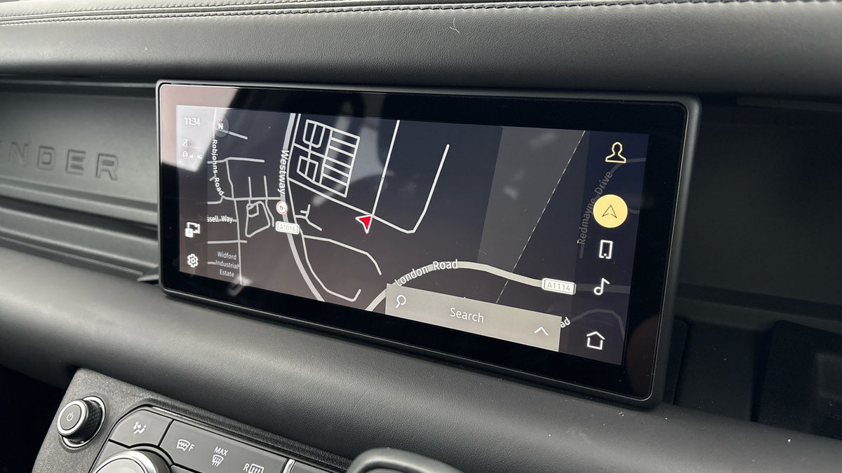 Land Rover Defender 110 Image 17