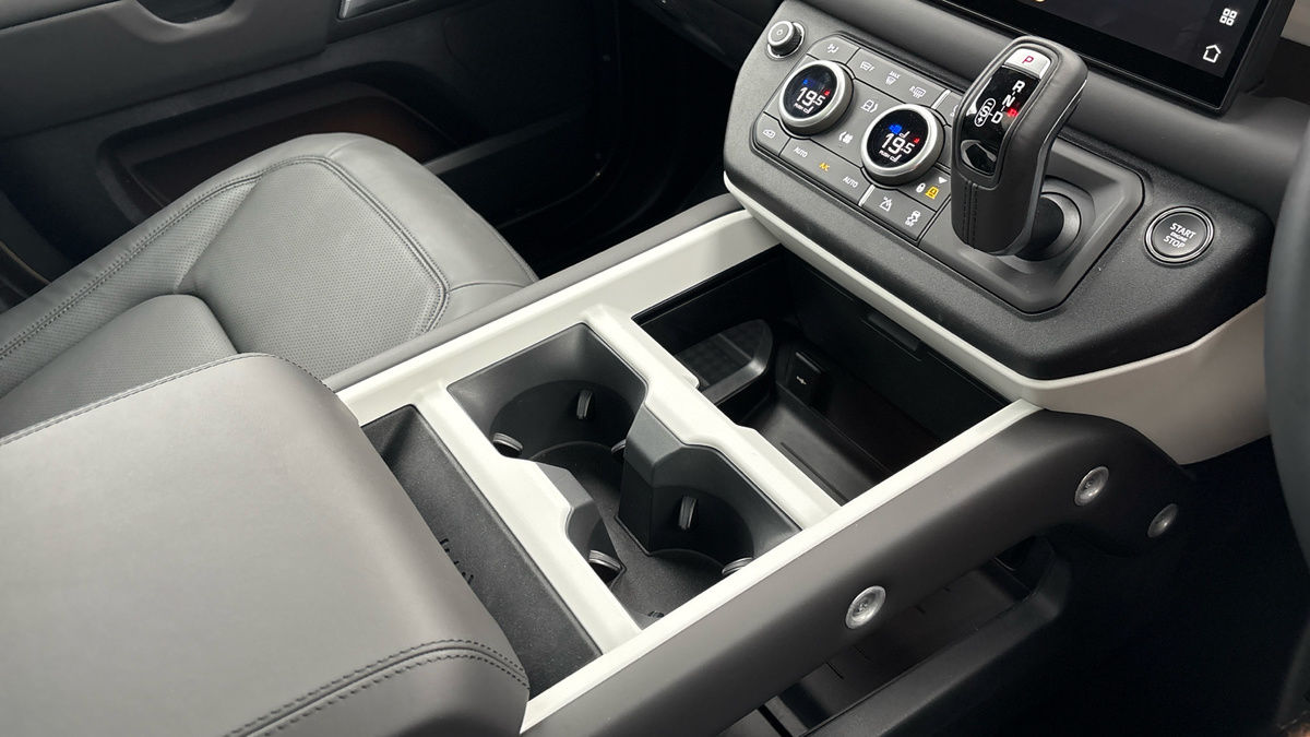 Land Rover Defender 110 Image 18