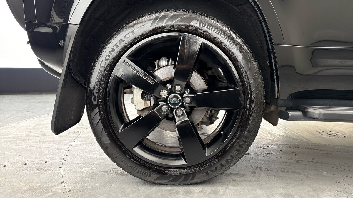 Land Rover Defender 110 Image 10