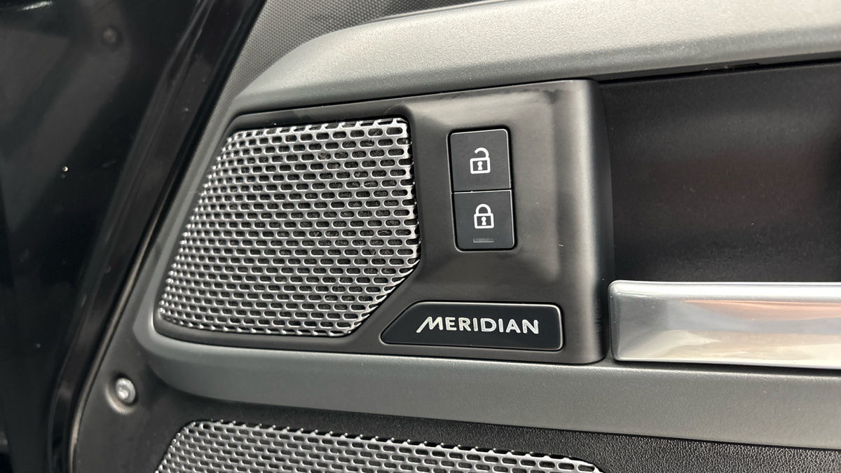Land Rover Defender 110 Image 25