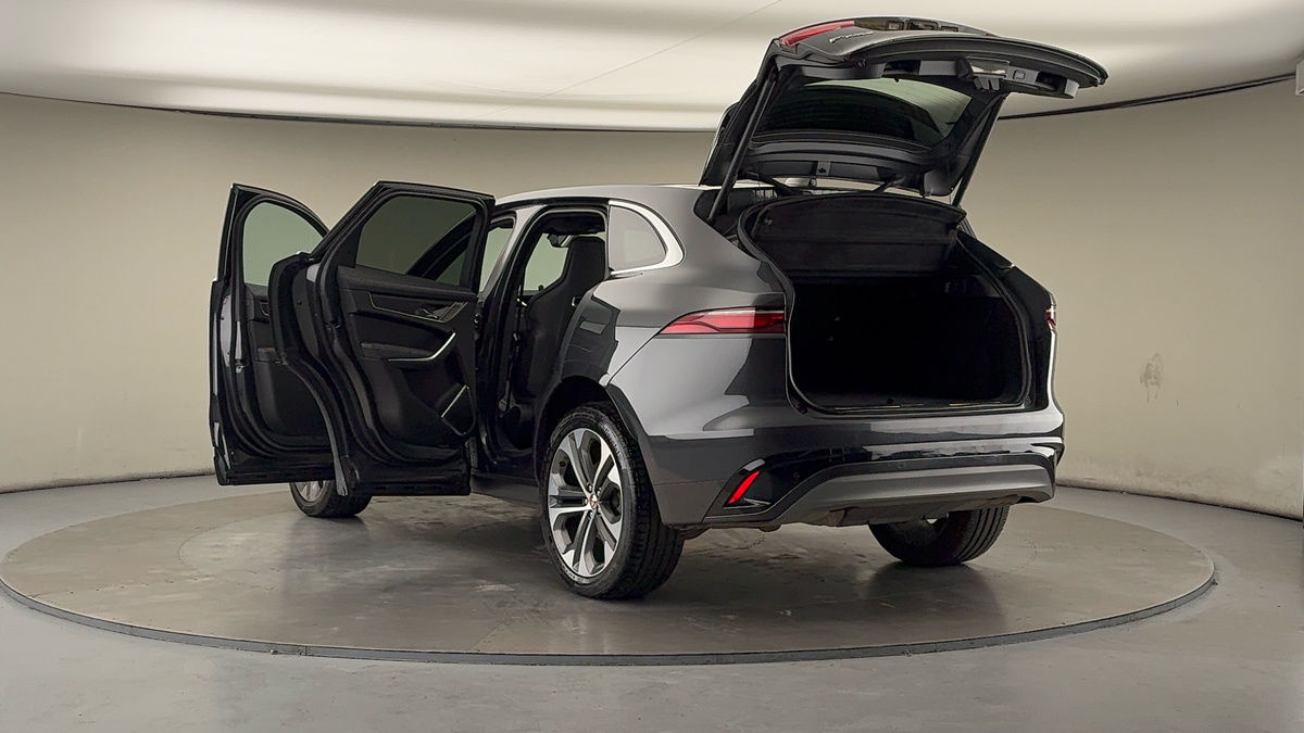Jaguar F-PACE Image 23