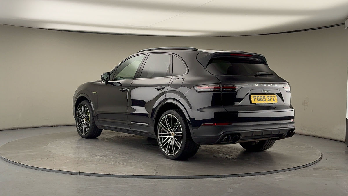 Porsche Cayenne Image 2