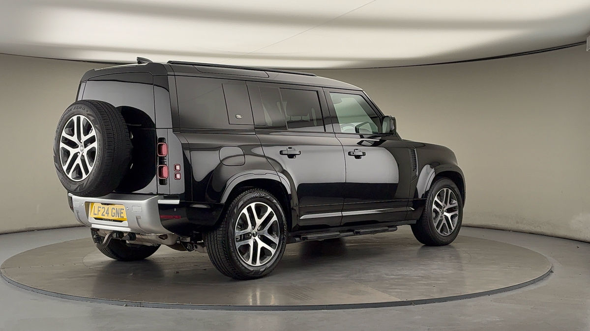 Land Rover Defender 110 Image 21