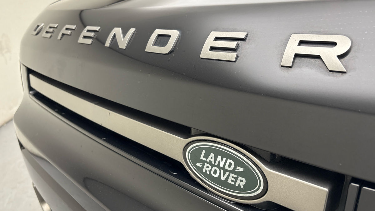 Land Rover Defender 110 Image 24